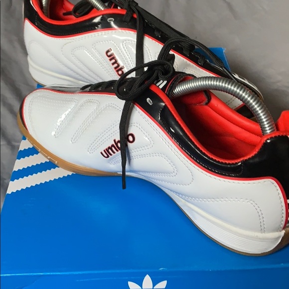 Umbro indoor soccer shoes - Picture 2 of 3